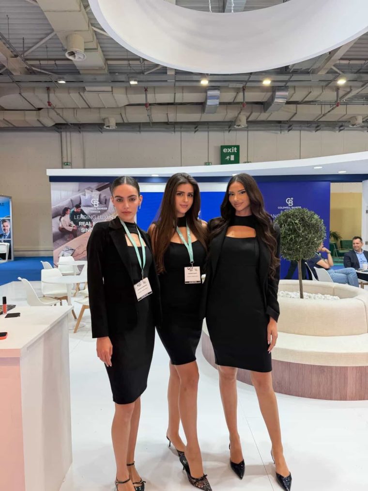 Περίπτερο Coldwell Banker σε εμπορική έκθεση.