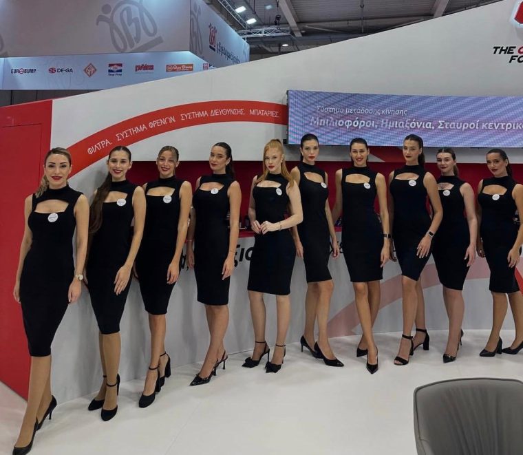 Ομάδα hostesses μπροστά από το εκθεσιακό περίπτερο της Ιαπωνικής.