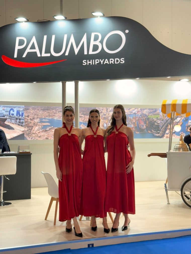 Περίπτερο Palumbo Shipyards σε ναυτιλιακή έκθεση.