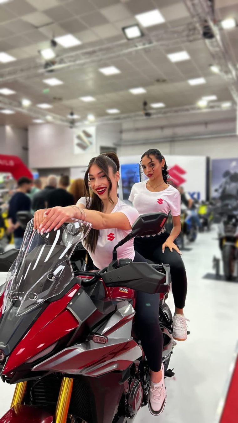 Περίπτερο Suzuki σε έκθεση, με promoters στην υποδοχή.
