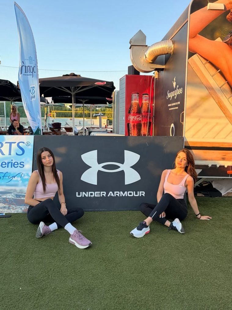 Υπαίθρια brand activation με στελεχωμένο σημείο επαφής.