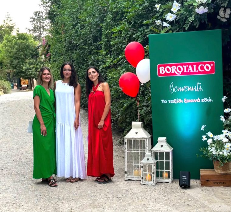 Promoters σε υπαίθρια εκδήλωση Borotalco, μπροστά από branded backdrop.