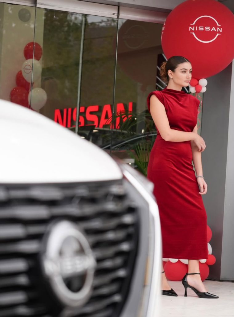 Εκδήλωση παρουσίασης μοντέλου Nissan με στελεχωμένη υποδοχή.