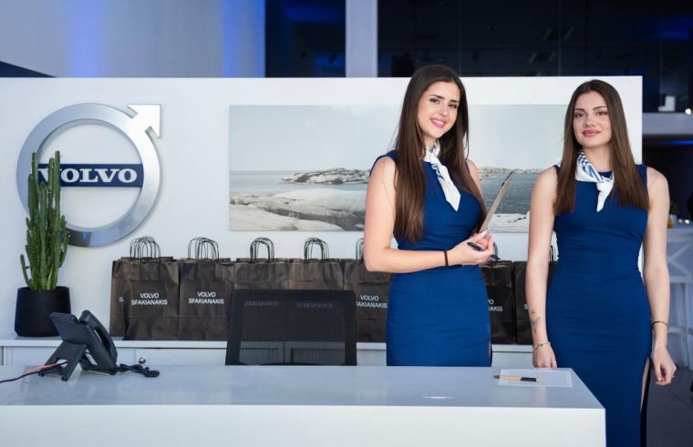 Δύο hostesses στο περίπτερο υποδοχής της Volvo.